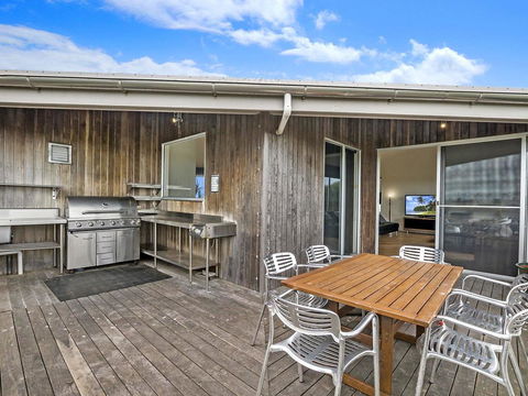 HEARN'S BEACH HOUSE - Accommodation Gladstone 1