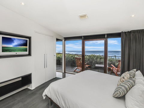 HEARN'S BEACHSIDE VILLA 1 - Accommodation Gladstone 3