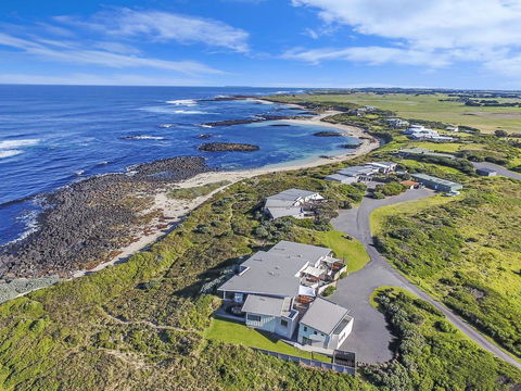 HEARN'S BEACHSIDE VILLA 2 - Accommodation Gladstone 3