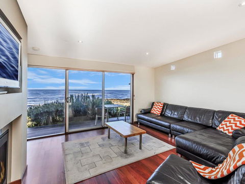 HEARN'S BEACHSIDE VILLA 8 - Accommodation Gladstone 3