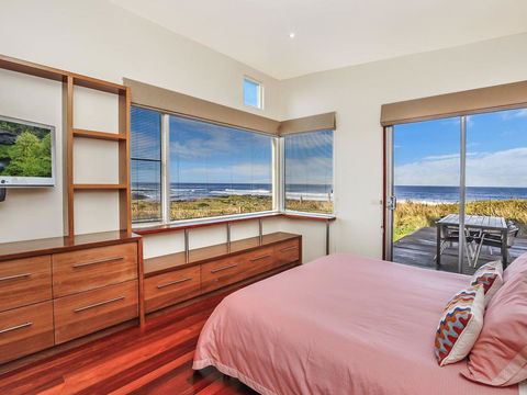 HEARN'S BEACHSIDE VILLA 9 - Accommodation Gladstone 3
