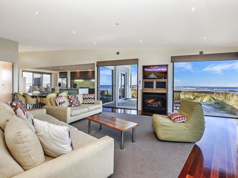 HEARN'S BEACHSIDE VILLA 9 - Accommodation Gladstone 2