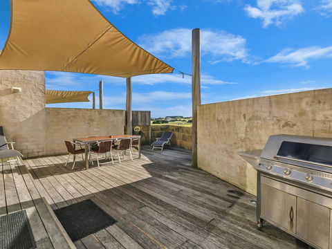 HEARN'S BEACHSIDE VILLA 9 - Accommodation Gladstone 1