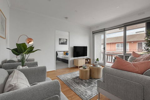 Heart Of Ormond Apartment By Ready Set Host - Accommodation Gladstone 0
