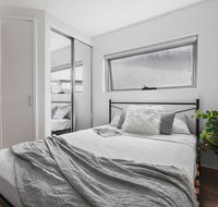 Heart of Sandringham Apartment by Ready Set Host - Accommodation Gladstone