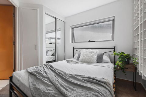 Heart Of Sandringham Apartment By Ready Set Host - Accommodation Gladstone 0