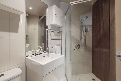 Heart Of Sandringham Apartment By Ready Set Host - Accommodation Gladstone 3