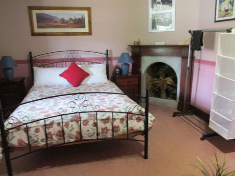 Henry's Cottage - Accommodation Gladstone 1