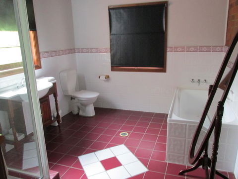 Henry's Cottage - Accommodation Gladstone 2