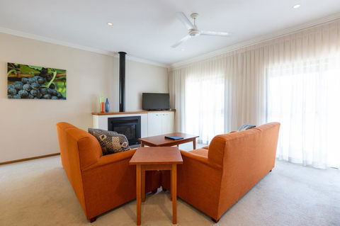 Hermitage Lodge - Accommodation Gladstone 3