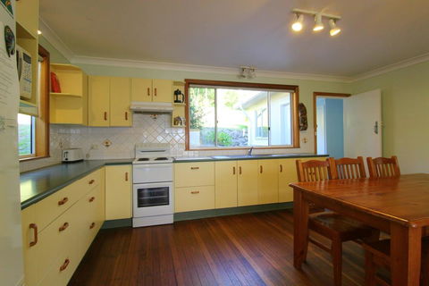Hi View, 18 Dulconghi Street - Accommodation Gladstone 0