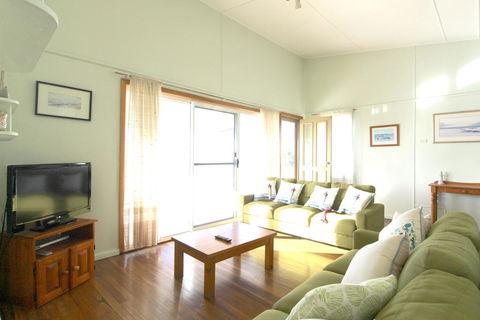Hi View, 18 Dulconghi Street - Accommodation Gladstone 1