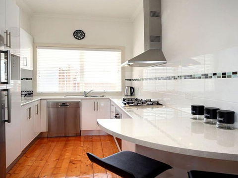 Hidden Gem In Cafe Strip! Chadstone + King Bed - Accommodation Gladstone 1