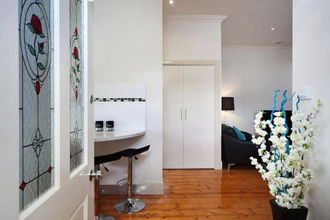 Hidden Gem In Cafe Strip! Chadstone + King Bed - Accommodation Gladstone 2