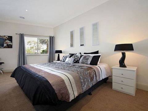 Hidden Gem In Cafe Strip! Chadstone + King Bed - Accommodation Gladstone 3