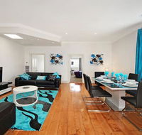 Hidden Gem in Cafe Strip Chadstone  King Bed - Accommodation Gladstone