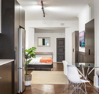 High-End Studio Near Parks Theatres and Dining - Accommodation Gladstone