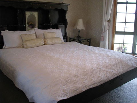 Hill Top Country Guest House - Accommodation Gladstone 0