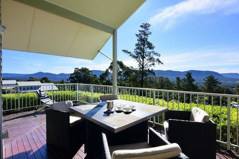 Hillcrest - Spectacular Views! - Accommodation Gladstone 0