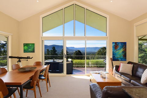Hillcrest - Spectacular Views! - Accommodation Gladstone 2