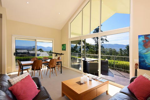 Hillcrest - Spectacular Views! - Accommodation Gladstone 3