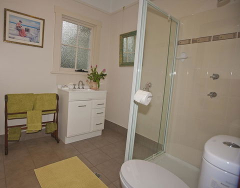 Hillside Cottage - Accommodation Gladstone 2
