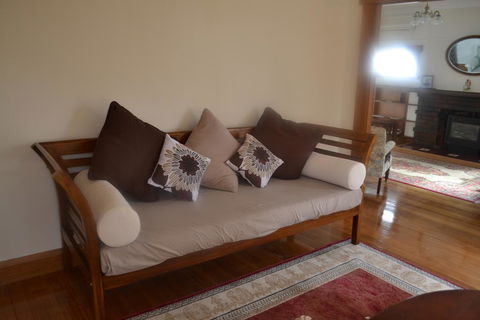 Hillside Cottage - Accommodation Gladstone 0