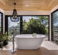 Hilltop Hideaway Luxury Style - Accommodation Gladstone