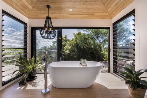 Hilltop Hideaway Luxury Style - Accommodation Gladstone 0