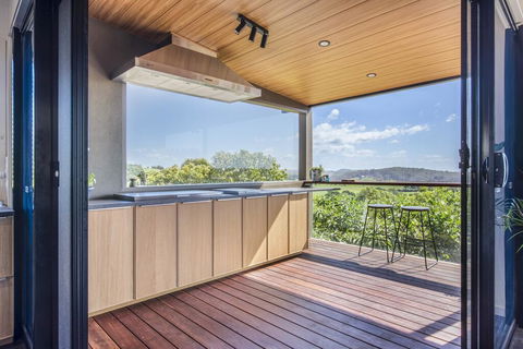 Hilltop Hideaway Luxury Style - Accommodation Gladstone 2