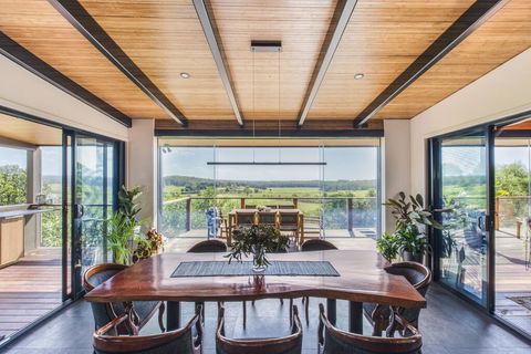 Hilltop Hideaway Luxury Style - Accommodation Gladstone 1