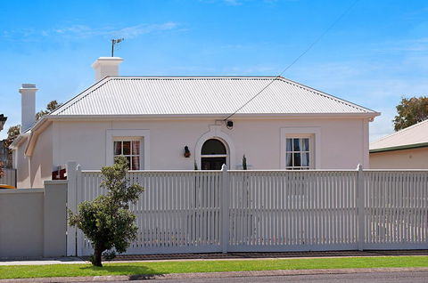 Historic Central Cottage In Warrnambool - Accommodation Gladstone 0