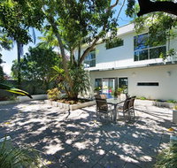 HOLIDAY HOME - 6 BEDROOMS CLOSE TO TOWN - Accommodation Gladstone