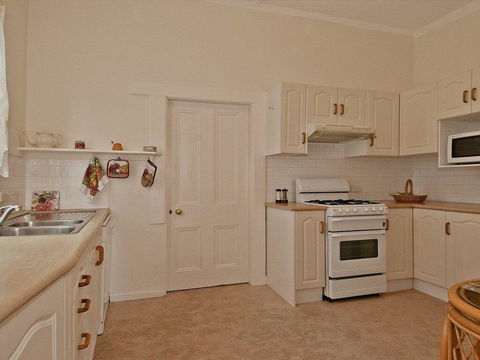 Hollyoak Cottage - Delightful, Ducks And Doileys! - Accommodation Gladstone 1
