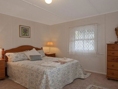 Hollyoak Cottage - Delightful, Ducks And Doileys! - Accommodation Gladstone 3