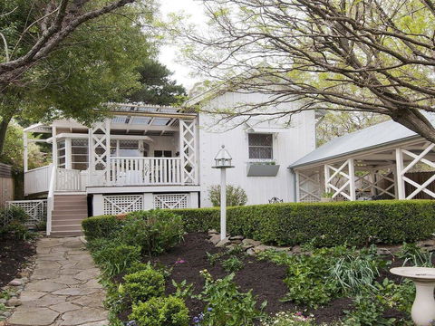 Hollyoak Cottage - Delightful, Ducks And Doileys! - Accommodation Gladstone 0