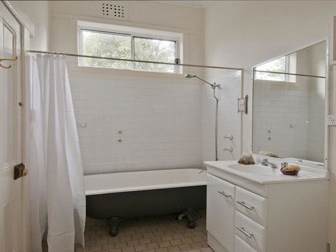 Hollyoak Cottage - Delightful, Ducks And Doileys! - Accommodation Gladstone 2