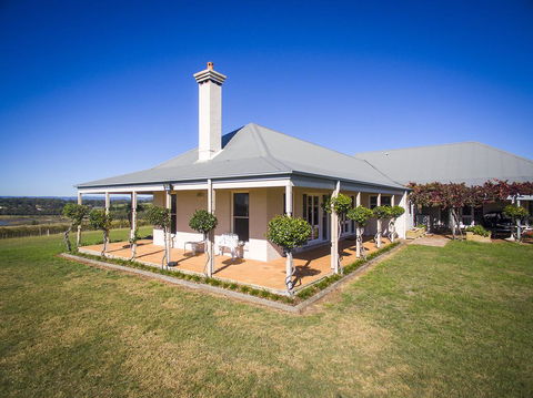 Holman Estate - Accommodation Gladstone 3