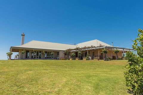 Holman Estate - Accommodation Gladstone 1