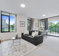 HomeHotel walking distance to Train and Westfield. - Accommodation Gladstone