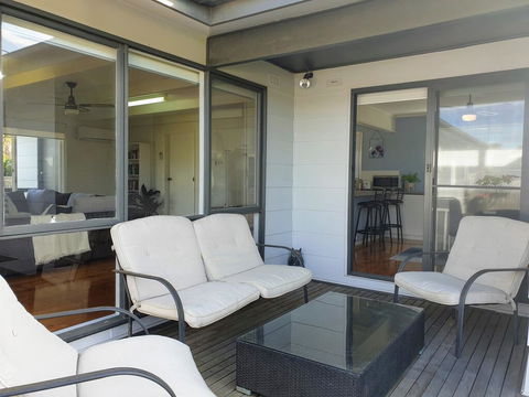 Homely Getaways In Surf Beach - Pet Friendly - Accommodation Gladstone 1