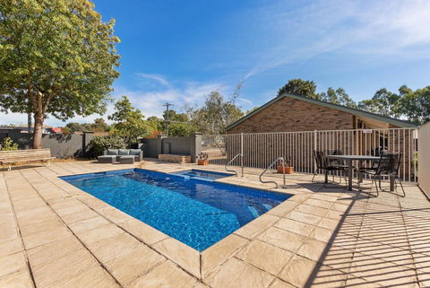 Homestead Motor Inn & Apartments - Accommodation Gladstone 2