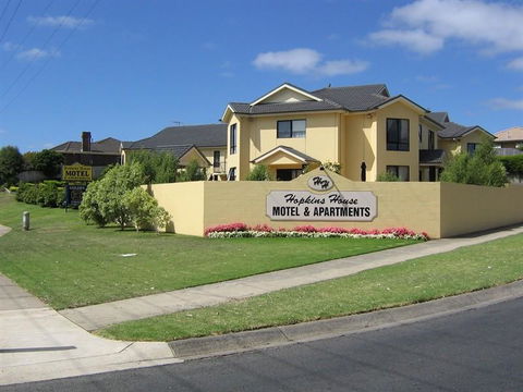 Hopkins House Motel & Apartments - Accommodation Gladstone 0