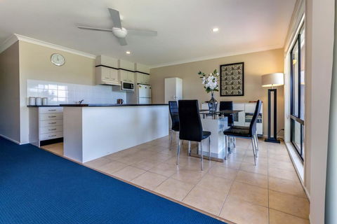 Horizons Golf Club, Villa 123 - Accommodation Gladstone 3