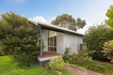Island Villa - Accommodation Gladstone 0