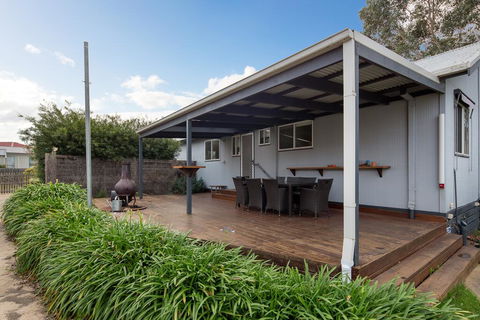 Island Villa - Accommodation Gladstone 1