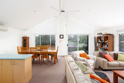Island Villa - Accommodation Gladstone 2
