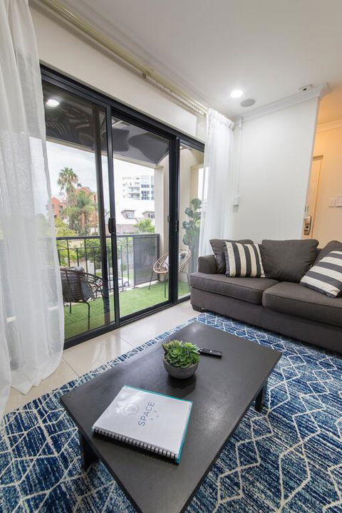 ISOLATION READY!! Super Size Me!! Top Location. Isolation Ready. Sanitised. Free CAT Bus, Pool, Gym And Everything At Your Finge - Accommodation Gladstone 3