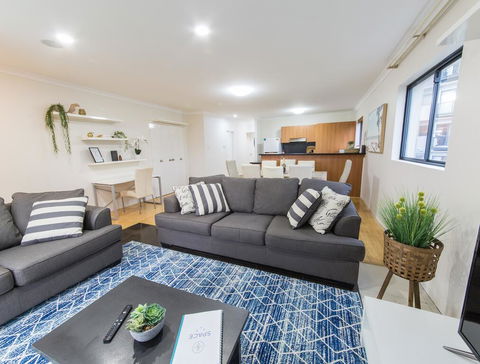 ISOLATION READY!! Super Size Me!! Top Location. Isolation Ready. Sanitised. Free CAT Bus, Pool, Gym And Everything At Your Finge - Accommodation Gladstone 1