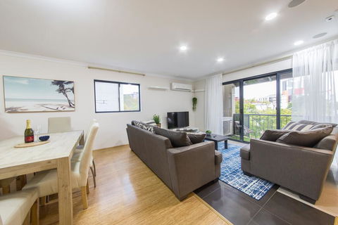 ISOLATION READY!! Super Size Me!! Top Location. Isolation Ready. Sanitised. Free CAT Bus, Pool, Gym And Everything At Your Finge - Accommodation Gladstone 0